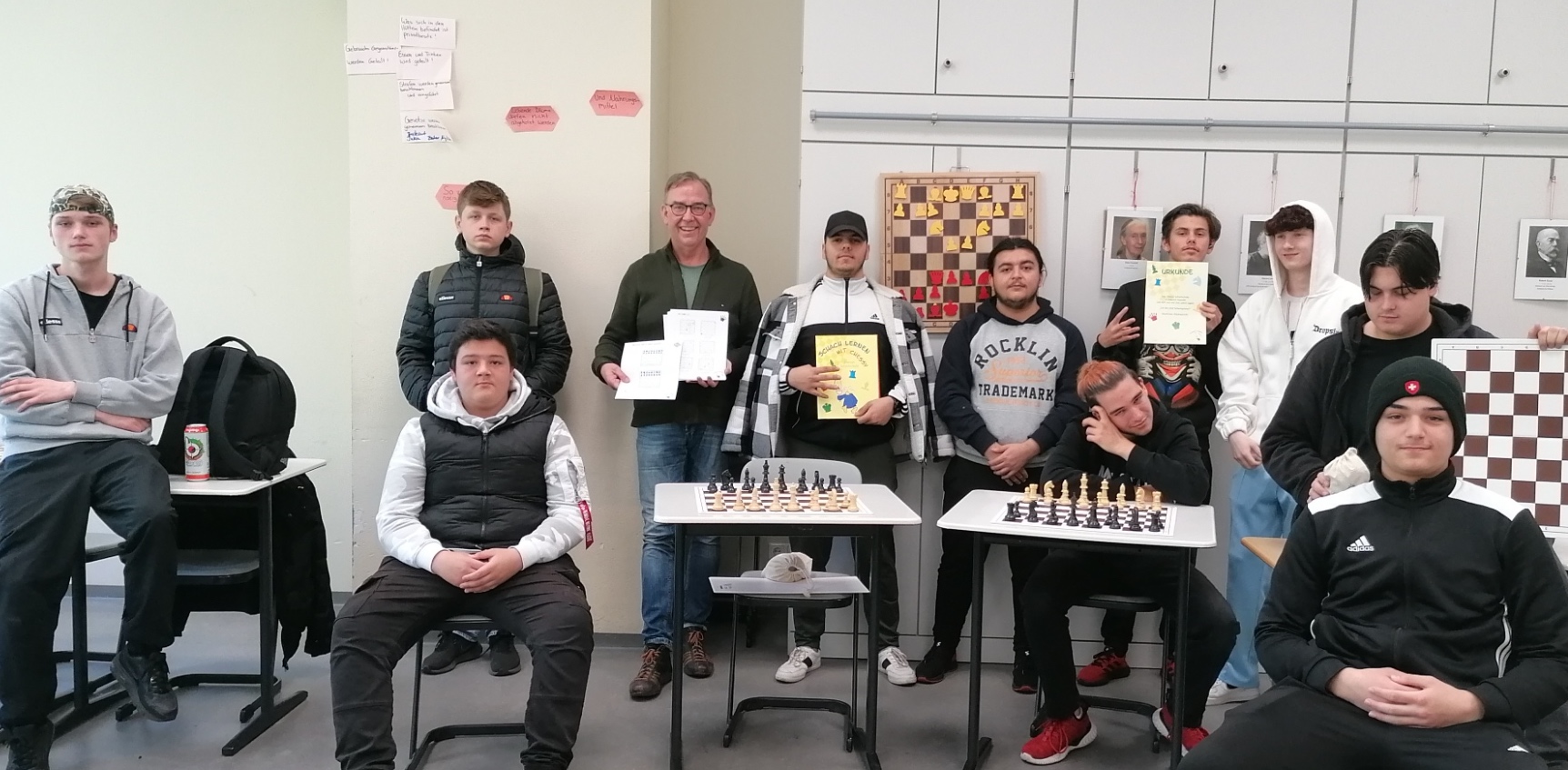 Talentschüler des HBBK Marl sitzend und stehend mit Schachdemobrettern 